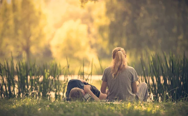 Çift rahatlatıcı göl Parkı