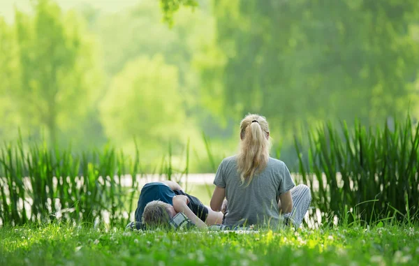 호수 근처 공원에서 편안한 커플 — 스톡 사진