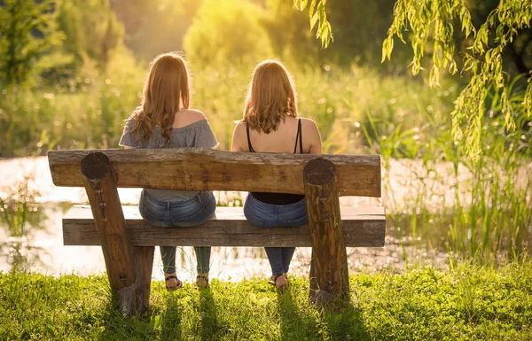 2 つの美しい女性のベンチに座って、リラックス — ストック写真
