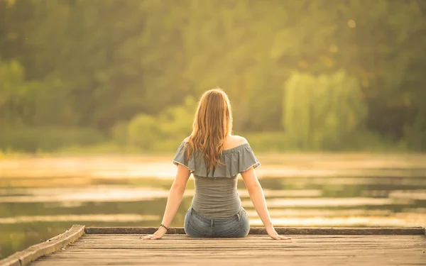 Foto de una hermosa chica en el parque — Foto de Stock