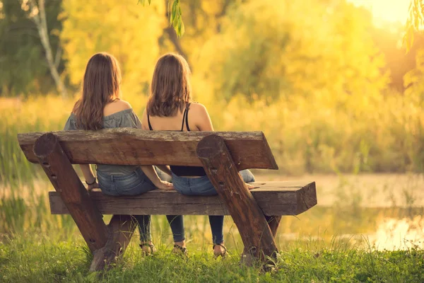Dwa piękne kobieta siedząc na ławce i relaks — Zdjęcie stockowe