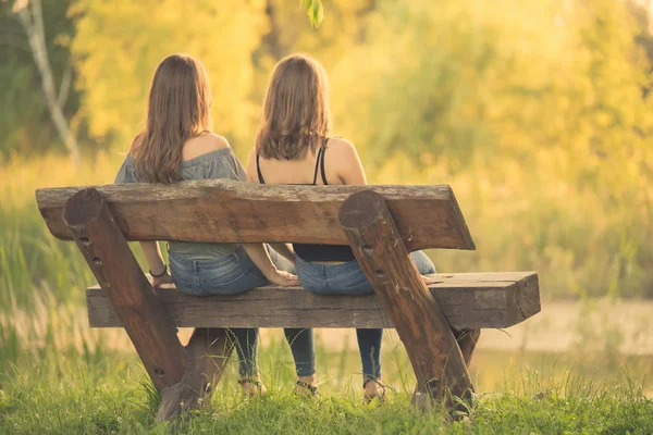 Deux belles femmes assises sur un banc et relaxantes — Photo