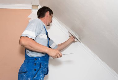 İş yerinde eller sıvacı