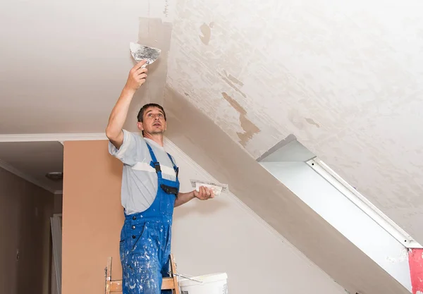 Mani intonaco sul lavoro — Foto Stock