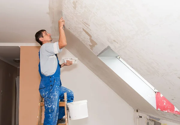 Mani intonaco sul lavoro — Foto Stock