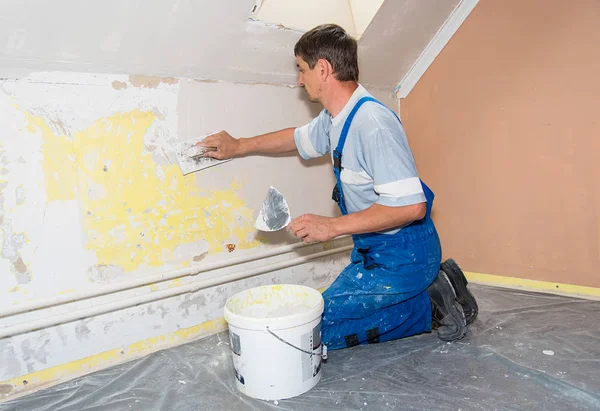 Hände Gipser bei der Arbeit — Stockfoto