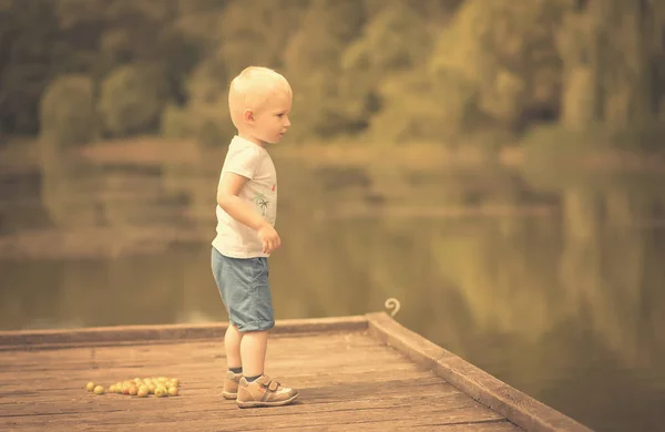 Маленький хлопчик грає з дикими ягодами — стокове фото