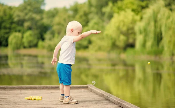 Little boy play with wild berries — Stock Photo, Image