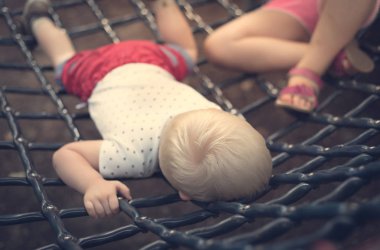 Küçük blondy çocuk rahatlatıcı