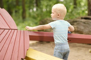 Parktaki küçük çocuk.