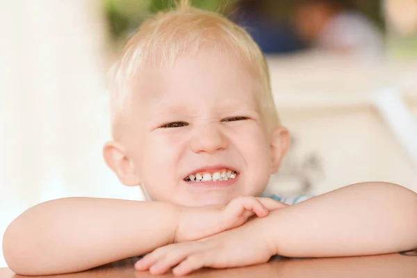 Gelukkig blond kind gezicht in het park — Stockfoto