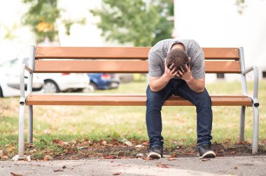 Bankta üzgün bir adam