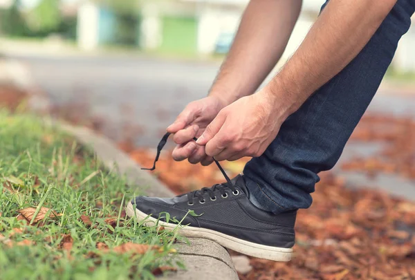 Chaussures pour hommes attachant des lacets — Photo