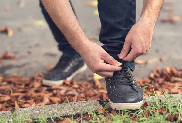 Männerschuhe, die Schnürsenkel binden — Stockfoto