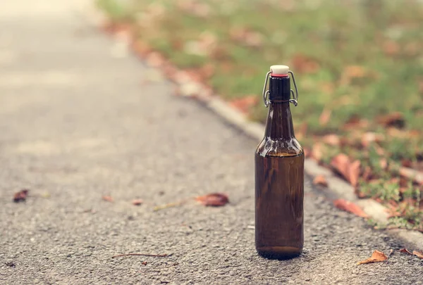 Bierflasche auf Asphalt — Stockfoto