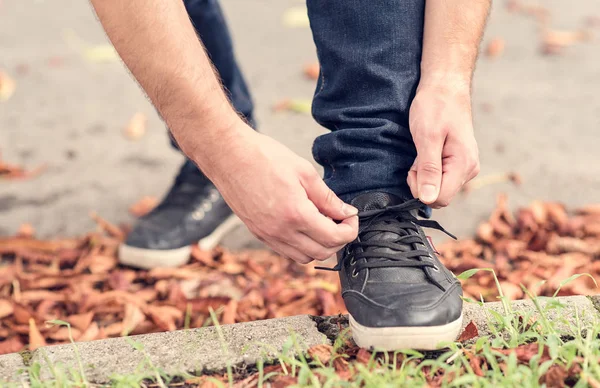 Männerschuhe, die Schnürsenkel binden — Stockfoto