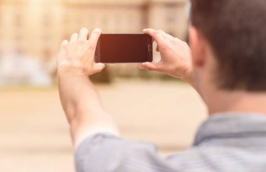 Arkadan görünüşü bir genç adam alarak fotoğraf