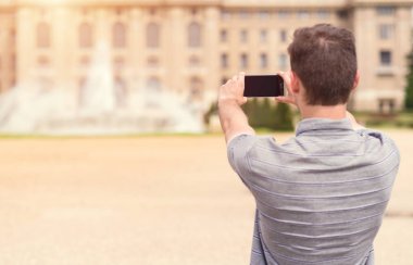 Arkadan görünüşü bir genç adam alarak fotoğraf