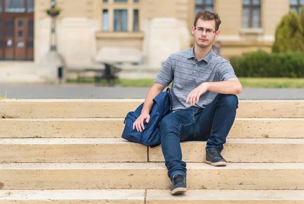 merdivenlerde oturan genç adam