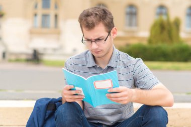 Parkta okuyan öğrenci adam