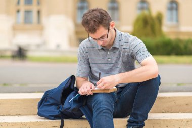 Ev ödevi yapan öğrenci adam