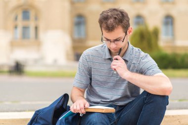 Ev ödevi yapan öğrenci adam