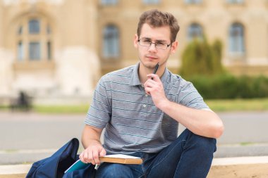 Ev ödevi yapan öğrenci adam