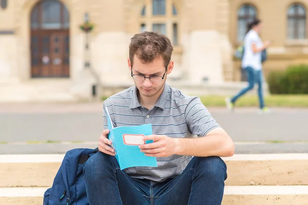 Parkta okuyan öğrenci adam