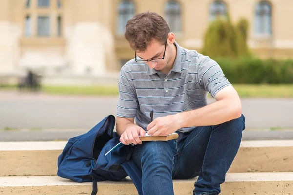 Ev ödevi yapan öğrenci adam