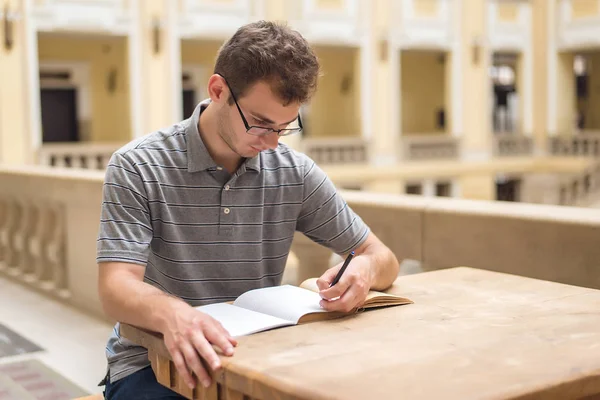 Öğrenme genç öğrenci adam