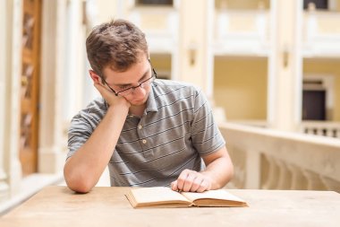 Portre fotoğraf bir öğrenci adam