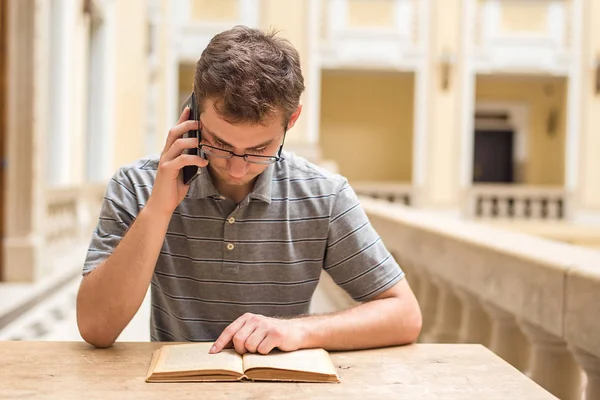 Giovane studente ragazzo apprendimento e utilizzare il suo telefono — Foto Stock