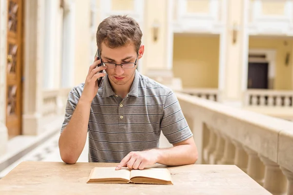 Giovane studente ragazzo apprendimento e utilizzare il suo telefono — Foto Stock