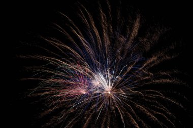 Koyu arka plan üzerinde izole havai fişek