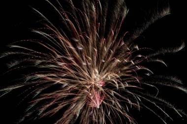 Koyu arka plan üzerinde izole havai fişek