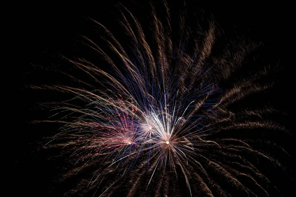 Koyu arka plan üzerinde izole havai fişek