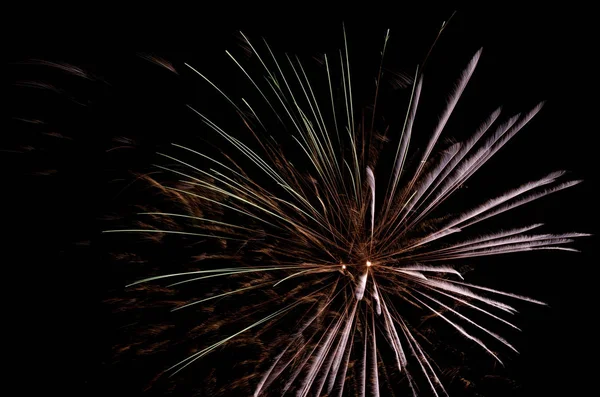 Koyu arka plan üzerinde izole havai fişek