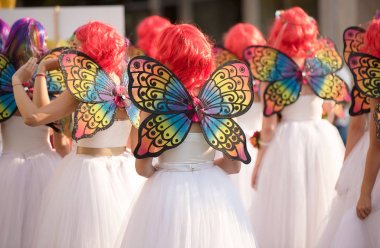 Karnaval renkli saç kızlara