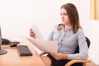 Sevimli kadın ofiste bir belge okuma