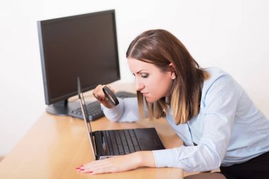 Çekici bir kadın onun iş için Büyüteç kullanmak