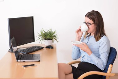 İş kadını ofiste bir sabah kahve içme