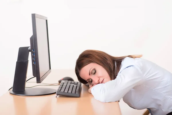 Yorgun kadın ofiste dinlenme — Stok fotoğraf