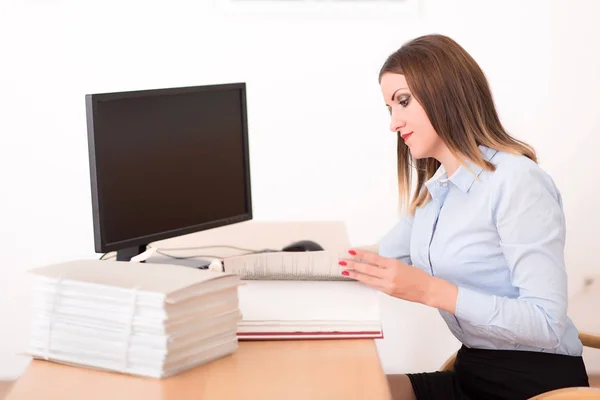 Kadın ofiste bir belge okuma — Stok fotoğraf