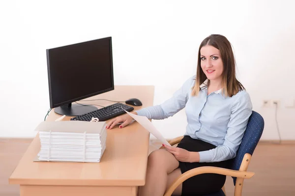 Mujer leyendo un documento en la oficina — Foto de Stock