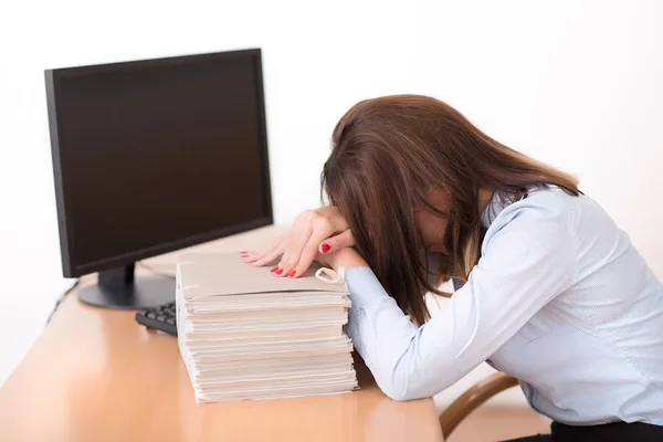 Yorgun kadın ofiste dinlenme — Stok fotoğraf