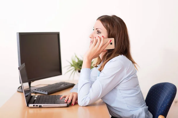 Mujer de negocios usa su teléfono en la oficina —  Fotos de Stock