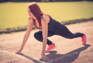 Yolda çalışmaya başlayan güzel kadın