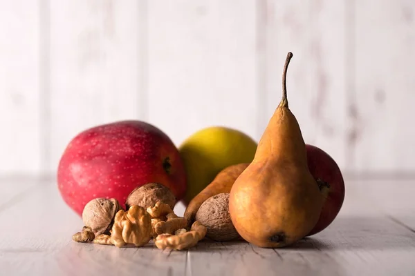 Frukter på en trä bakgrund — Stockfoto