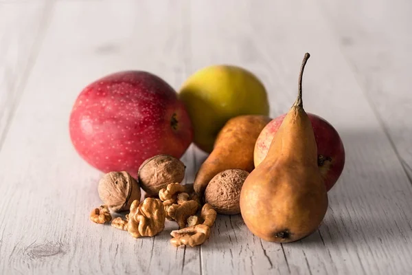 Frukter på en trä bakgrund — Stockfoto