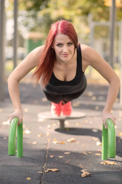 Bellezza giovane donna sport nel parco — Foto Stock